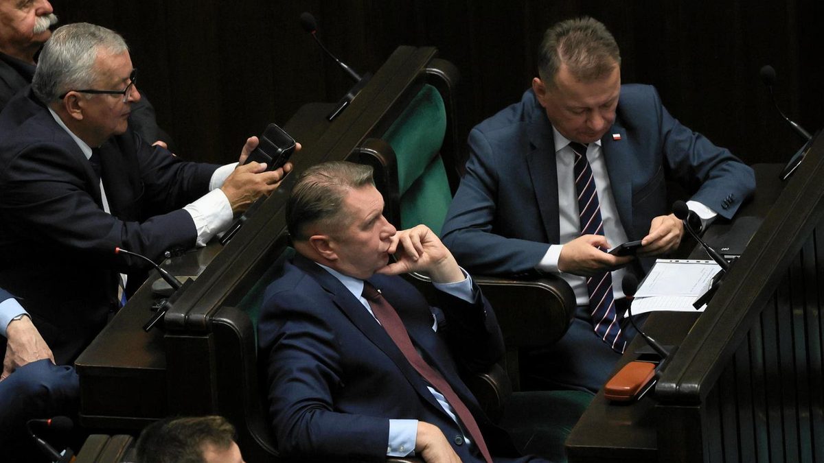 Sondaż po sejmowej awanturze Błaszczaka i Czarnka. Polacy jasno o obronie przed Rosją
