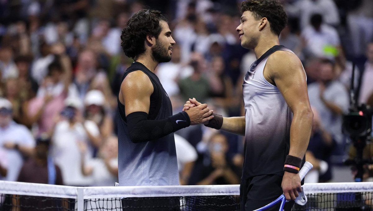 Alcaraz vomita, lotta ma si arrende a Shelton al super tie-break: è fuori ai quarti agli Us Open