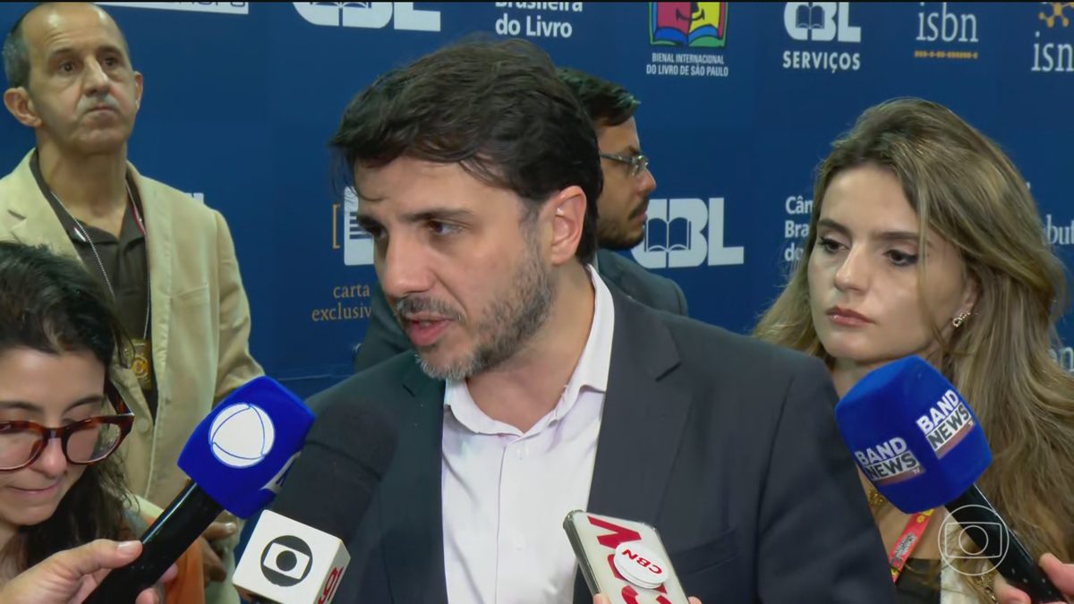Renan Santos, candidato à Presidência pelo Missão, faz campanha em São Paulo