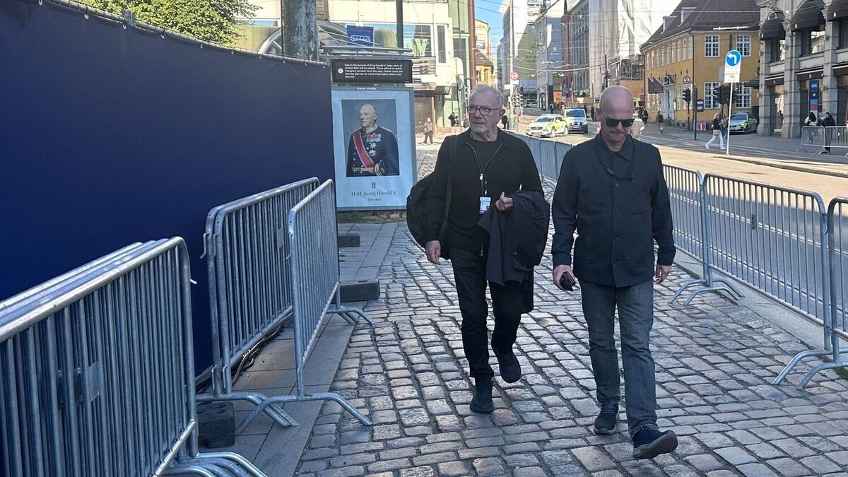 Utenfor domkirken – Åge Aleksandersen på plass