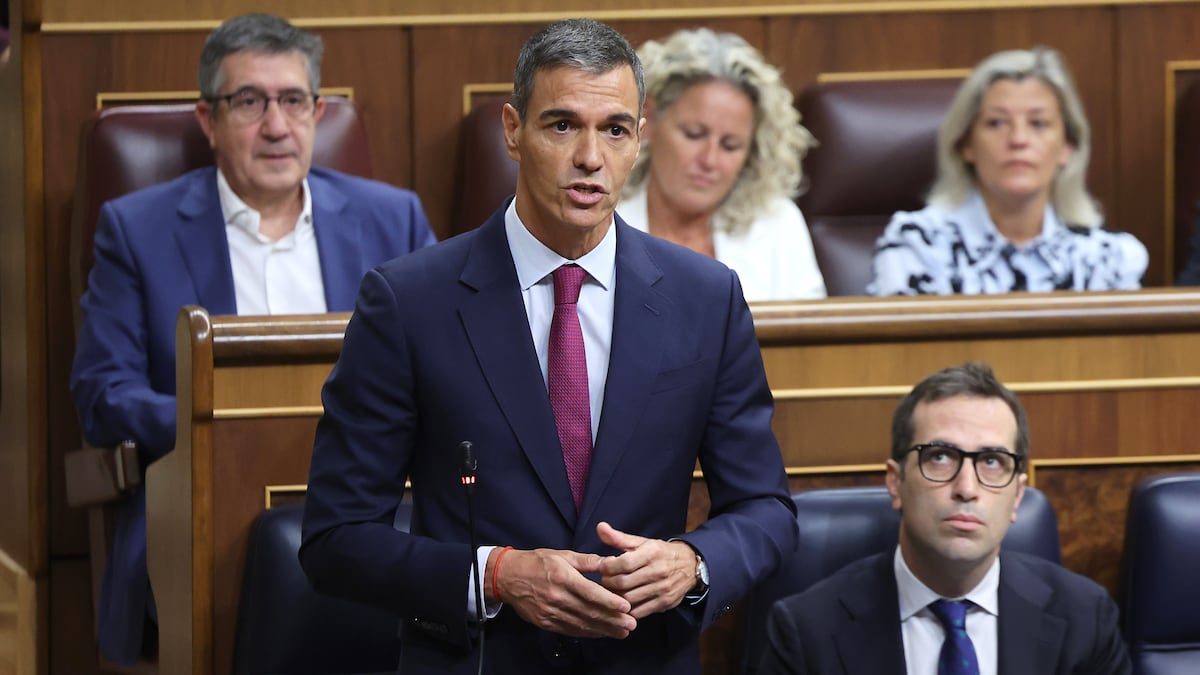 Feijóo y Abascal acusan al presidente de no ser libre con Rabat y Sánchez replica que no tiene amo