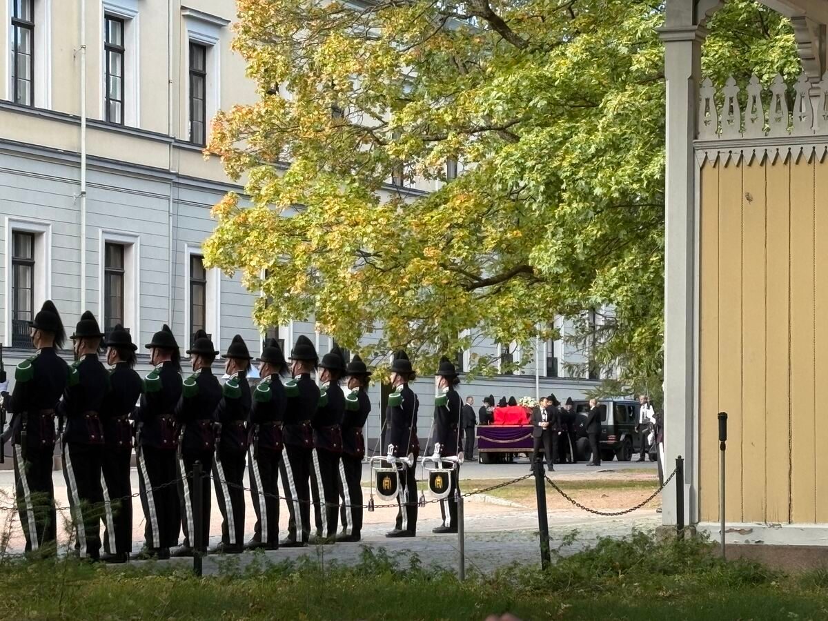 Over 130.000 venter på kongens båre