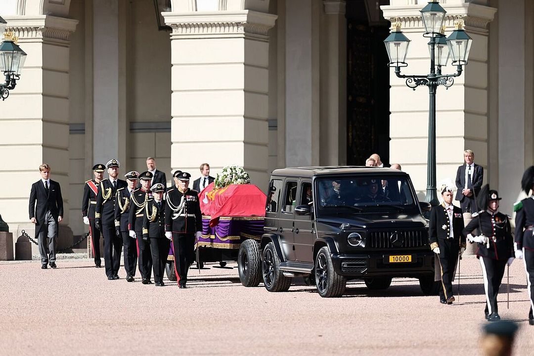 Nå føres kong Harald til Domkirken