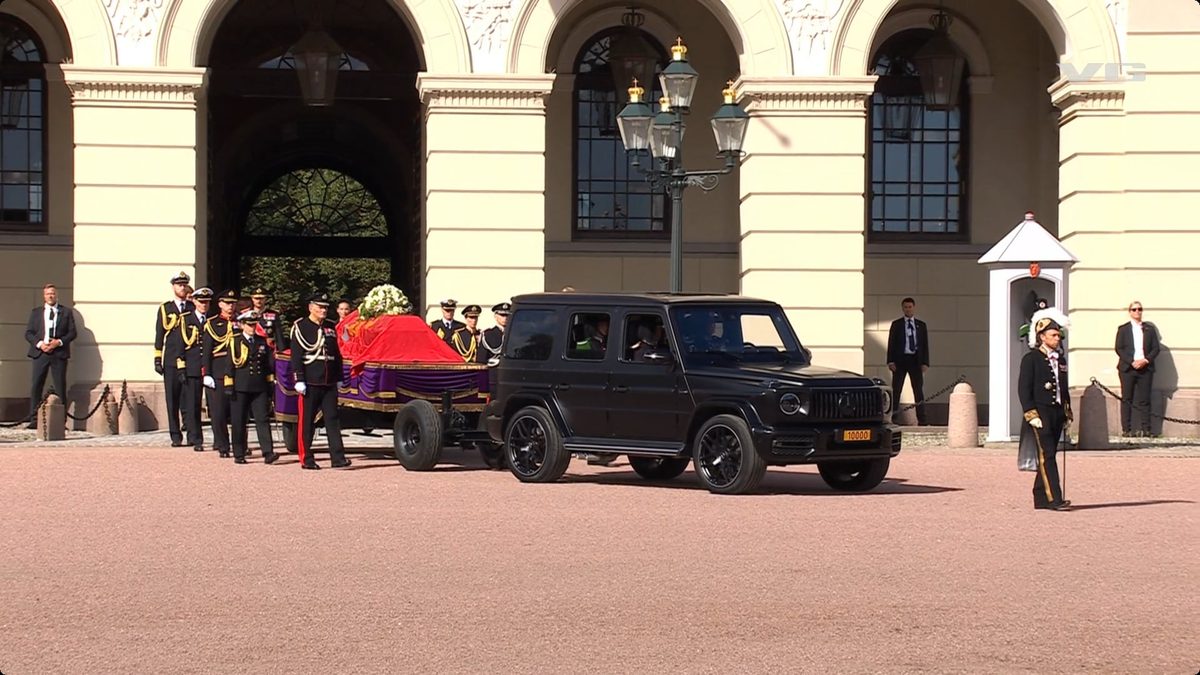 Her føres kong Harald fra Slottet