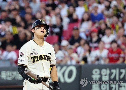 KIA 김도영, 번트 대다 얼굴에 타구 맞아 교체…대형 악재 우려