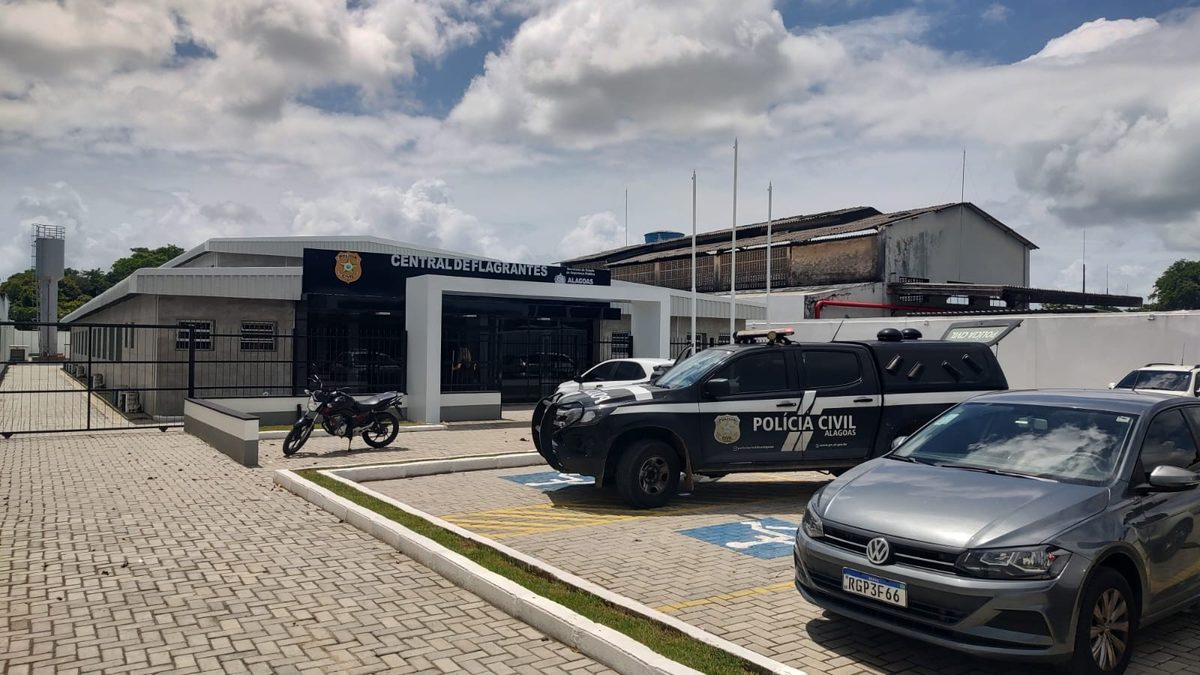 Homem é preso por importunar funcionárias de uma conveniência e tentar subornar policias em AL