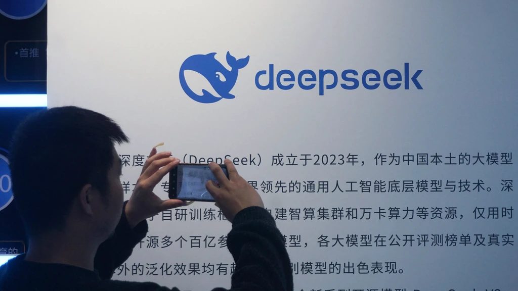 VS beschuldigt Chinese AI-bedrijven van massaal kopiëren van technologie