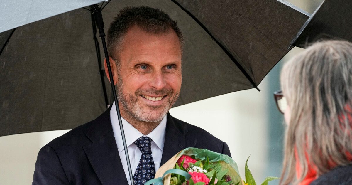Ministeren ble slått til: – Videoen er legendarisk