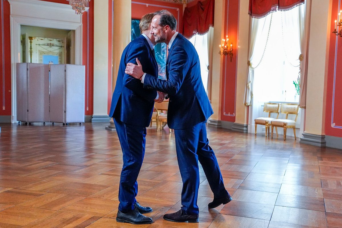 Her er kong Haakons venner og betrodde: – Man forplikter seg til å holde tett