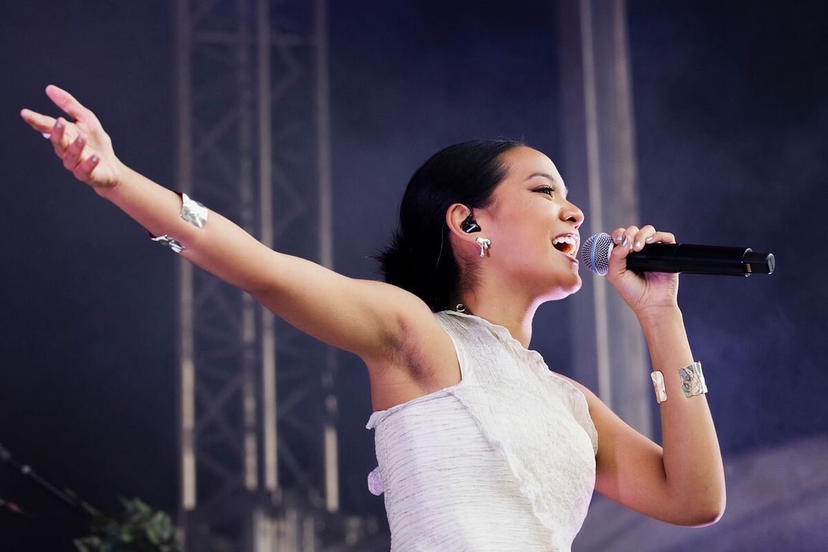 Nye detaljer: Hillari (22) synger og «Beat for beat»-pianist spiller