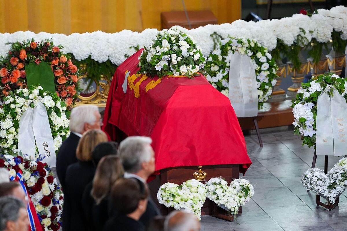 Båren med kong Harald i Oslo domkirke: Seremonien i gang