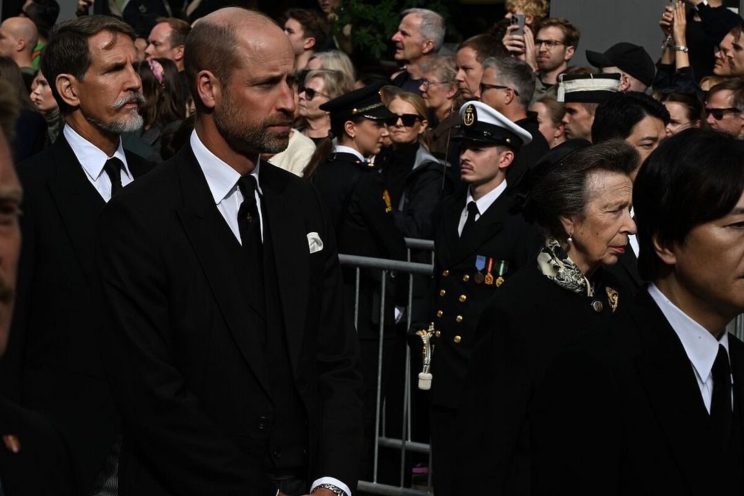 Prins William og prinsesse Anne følger prosesjonen