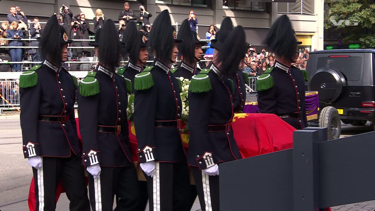 Her føres båren inn i kirken
