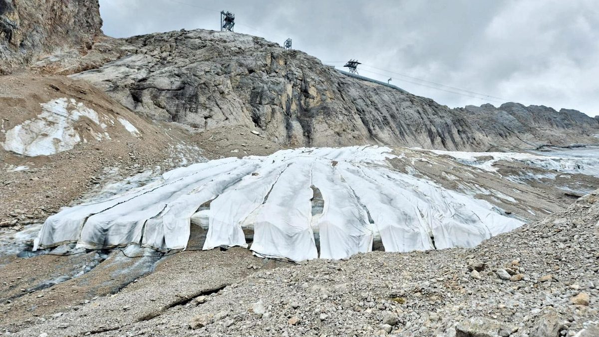 Tra i ghiacci in estinzione sulle vette della Marmolada: “A tremila metri c’erano 12 gradi”
