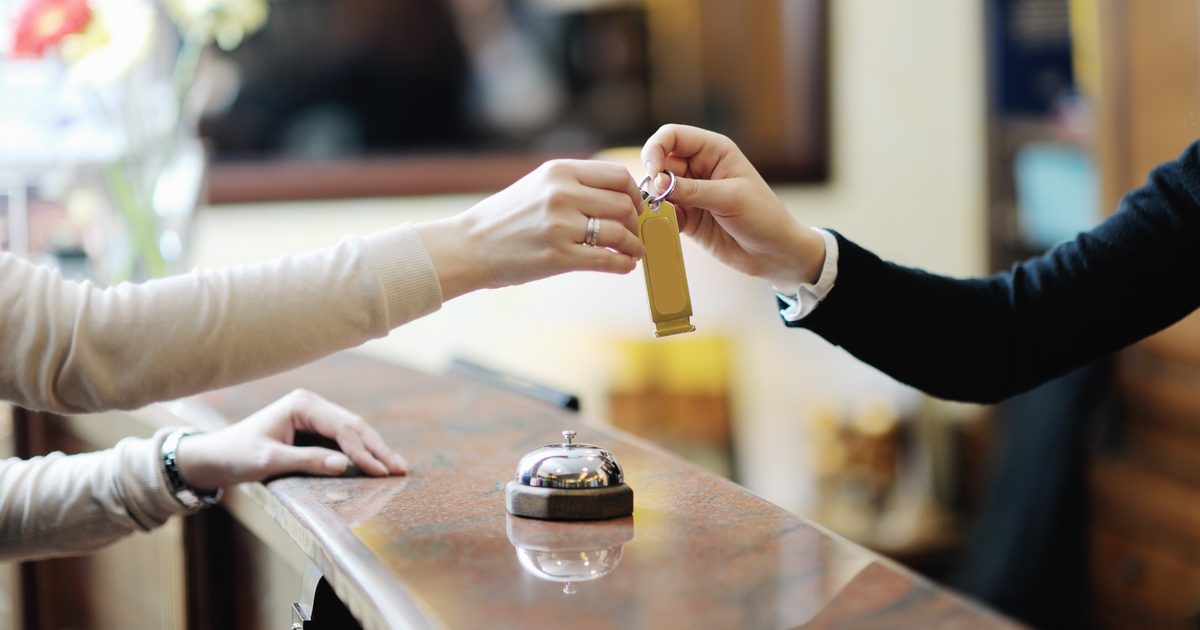 Ile zarabia pracownik hotelu w 2026 r.? Sezon pokazuje, kto dostał podwyżkę, a kto tylko więcej zmian