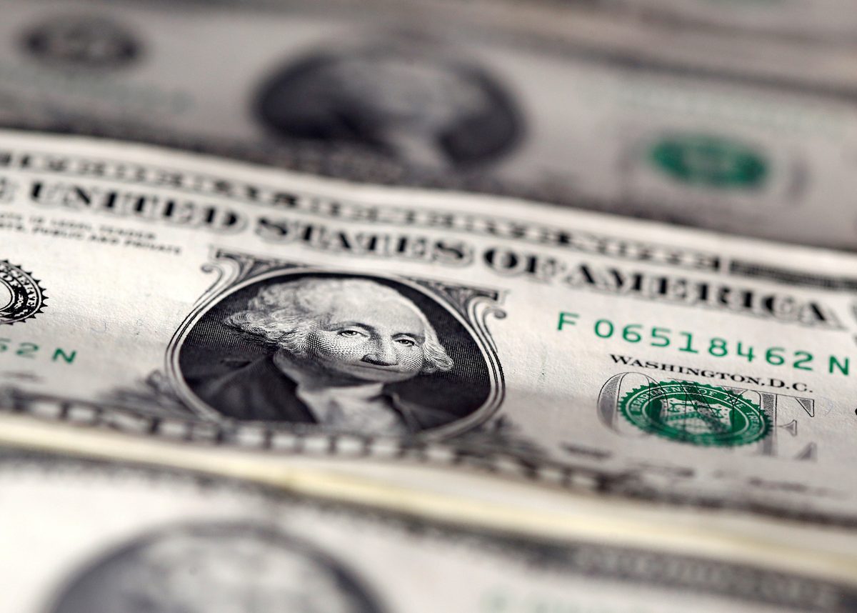 Dólar abre em alta, de olho em nova alta do petróleo após ataques entre EUA e Irã