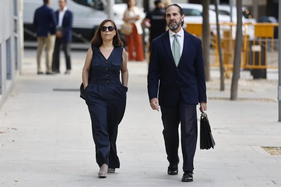La gerente del PSOE atribuye a Cerdán la responsabilidad de los pagos a la 'fontanera' Leire Díez y los abogados imputa…