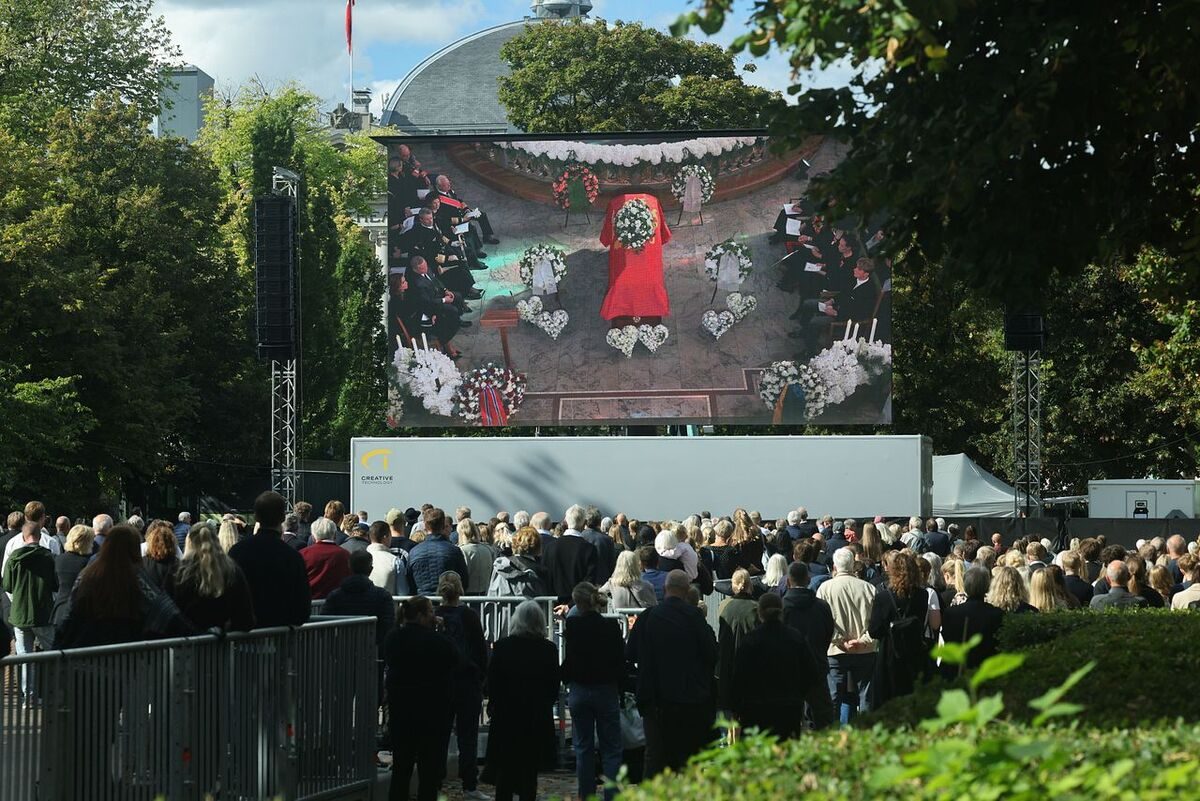 Tusenvis av mennesker fulgte seremonien på storskjermer i Oslo sentrum