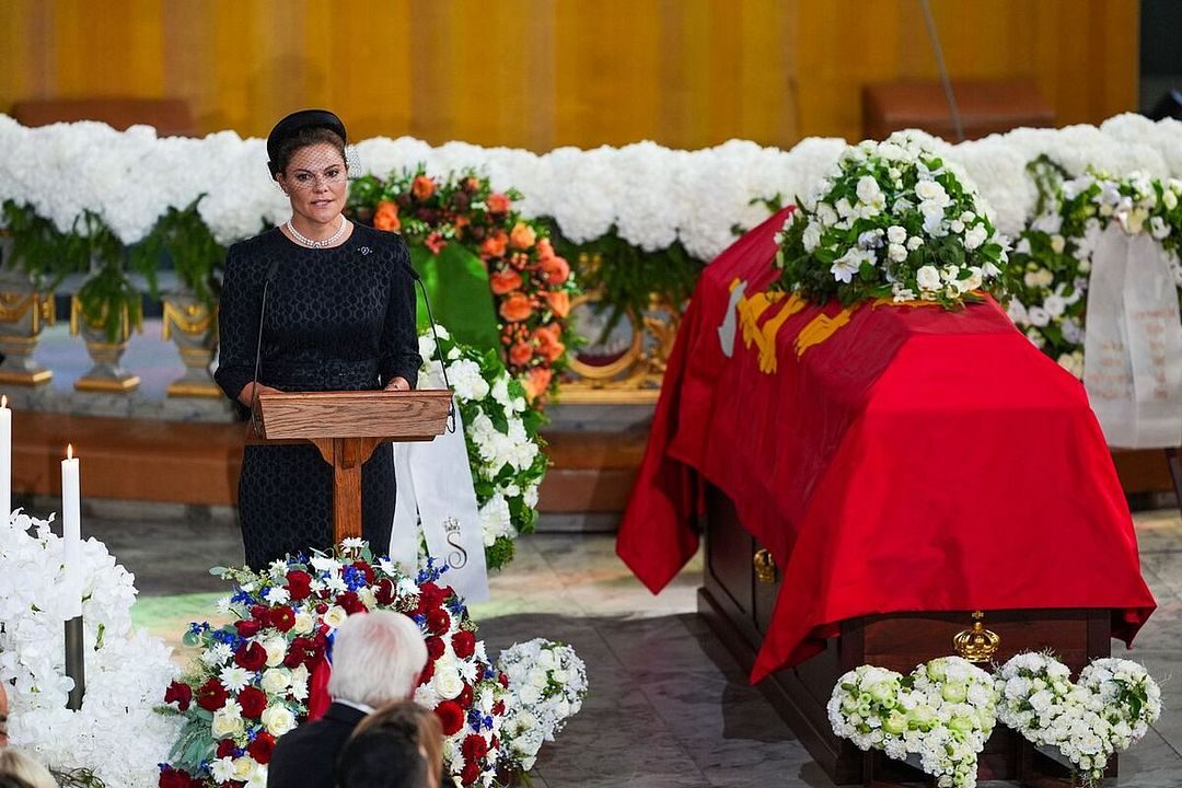 Kronprinsesse Victoria leser bønn