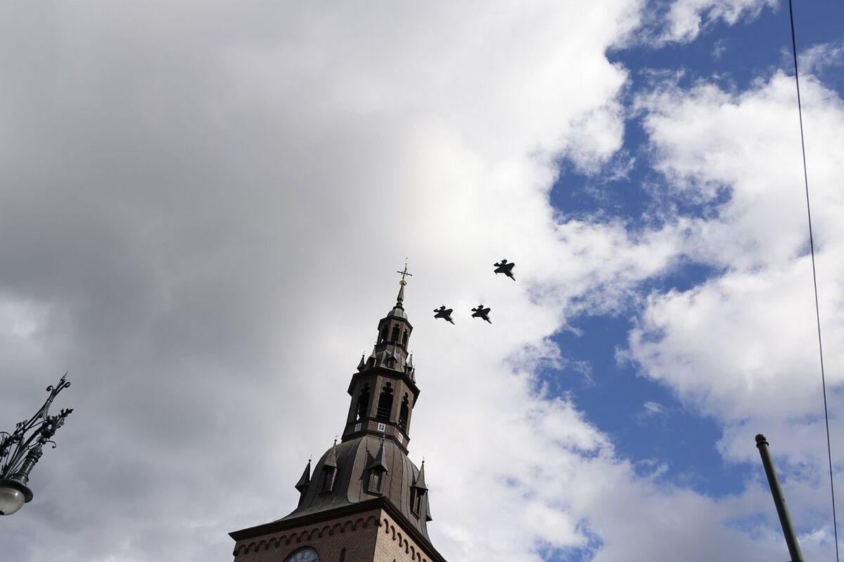F35-fly fløy over hovedstaden i «missing man»-formasjon