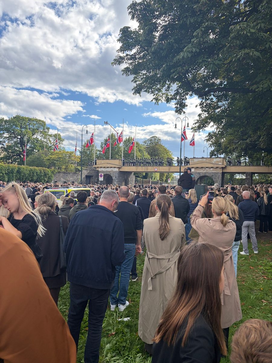 Tusenvis samlet ved Akershus festning