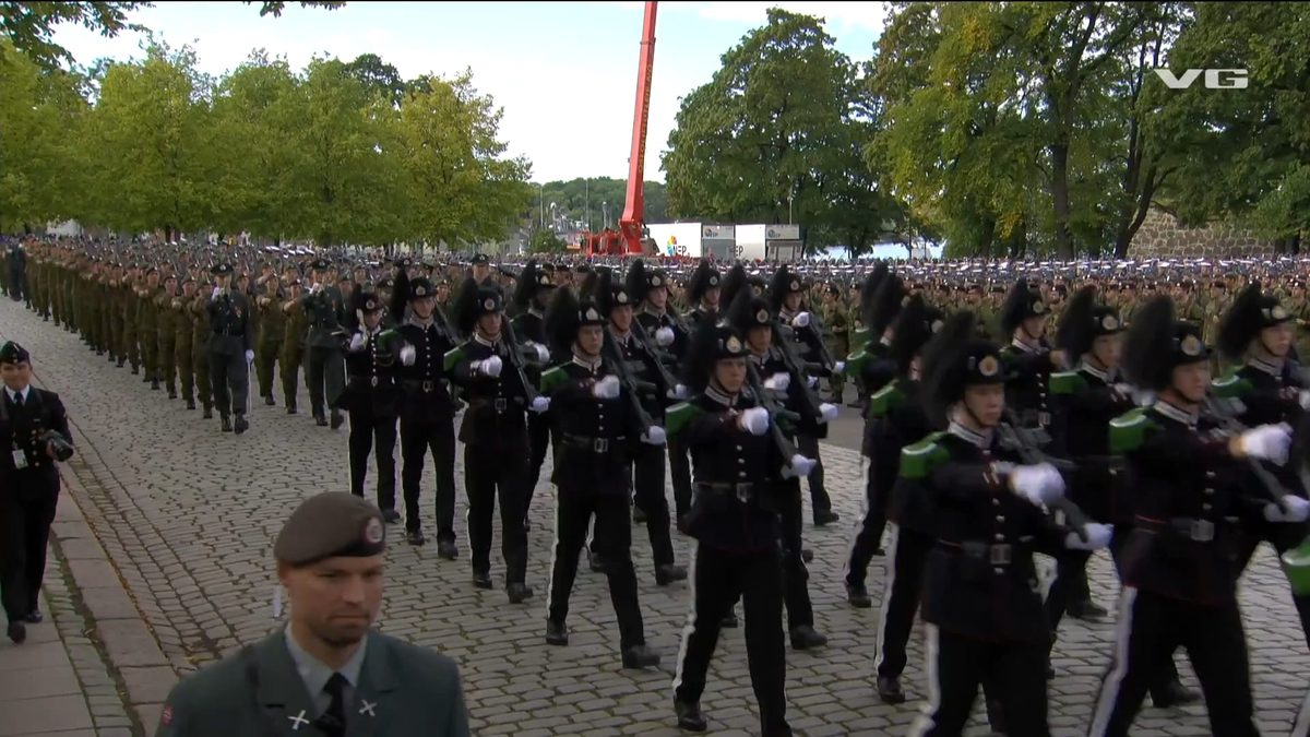 Millitæret marsjerer fra Akershus festning til Slottet