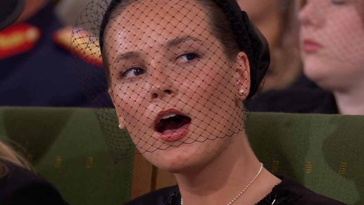 Her synger Ingrid Alexandra og Støre