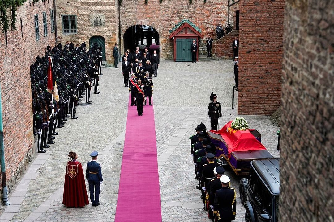 Båren er fremme ved Akershus slottskirke