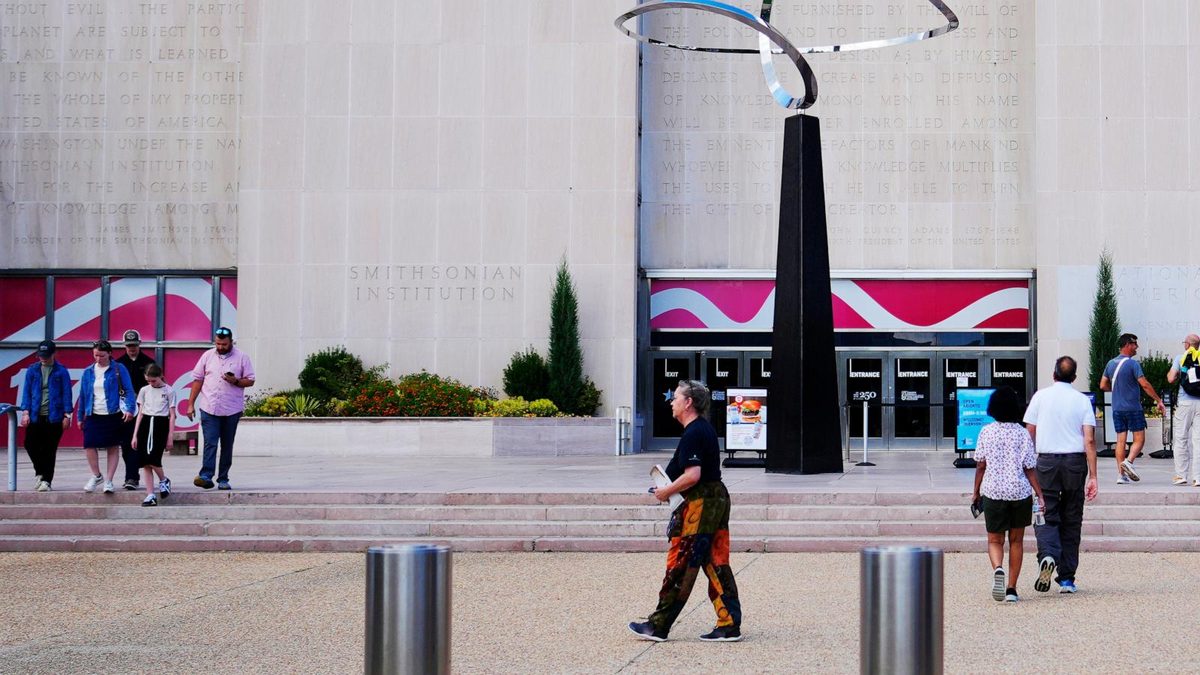 Trump asks Smithsonian to install George Washington statues and exhibit