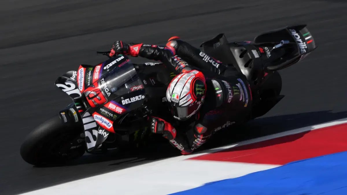 Bezzecchi exhibe músculo a un giro en Misano: pole estratosférica ante Marc Márquez