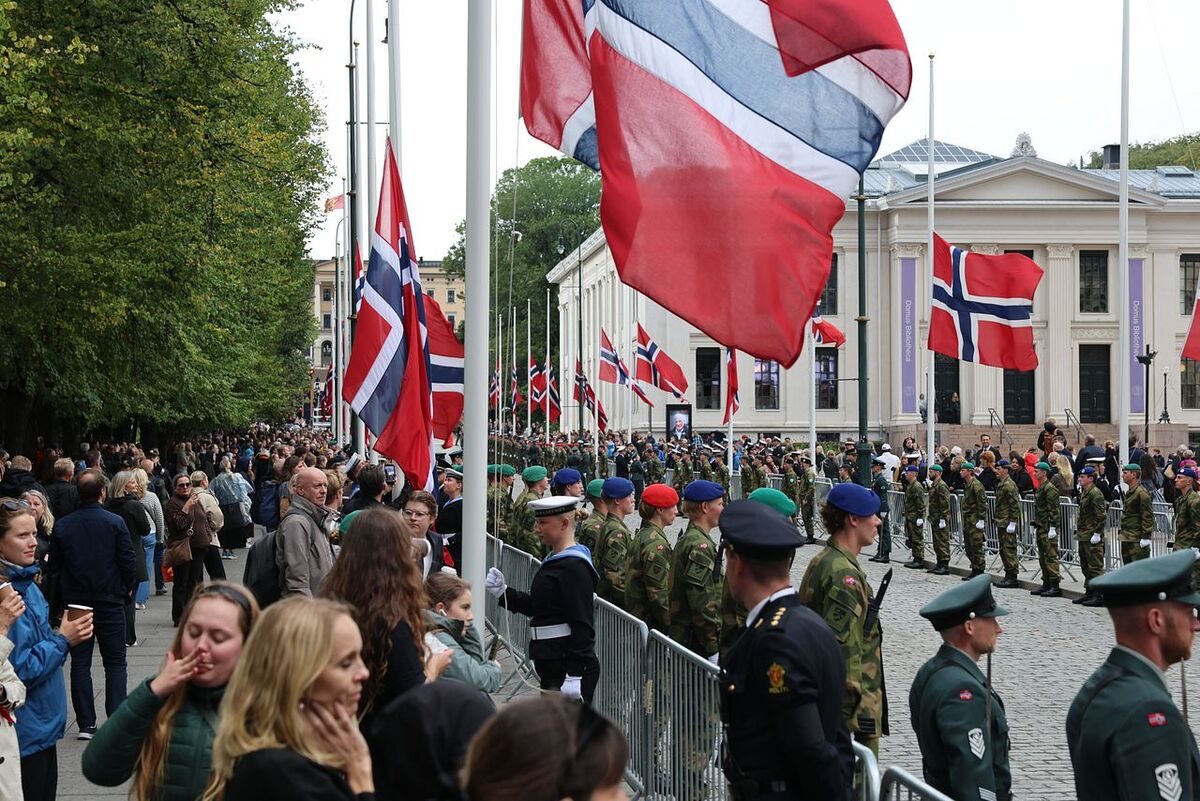 Her går flaggene til topps igjen