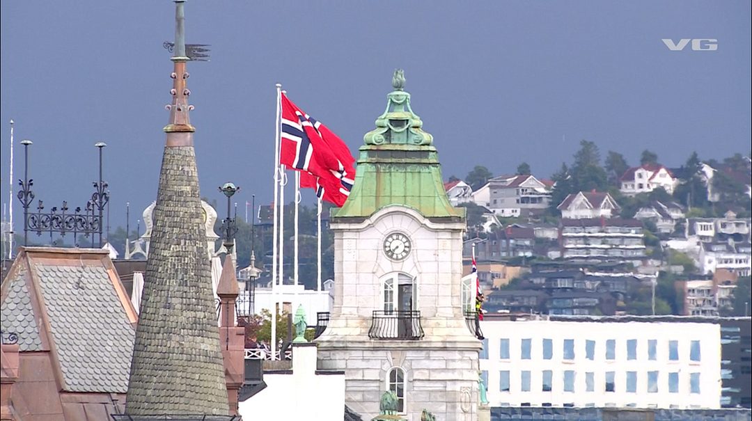Salutt for kongen: Flaggene heises til topps