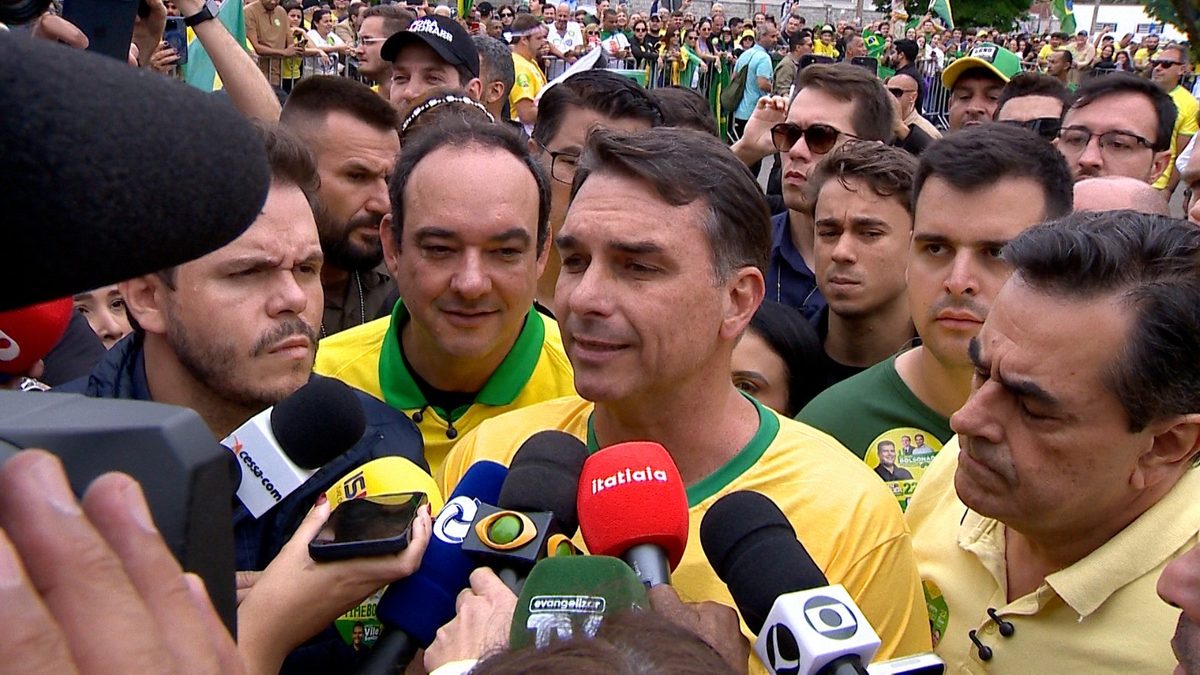 Flávio faz campanha onde o pai foi esfaqueado e diz que Dino age para defender Lula