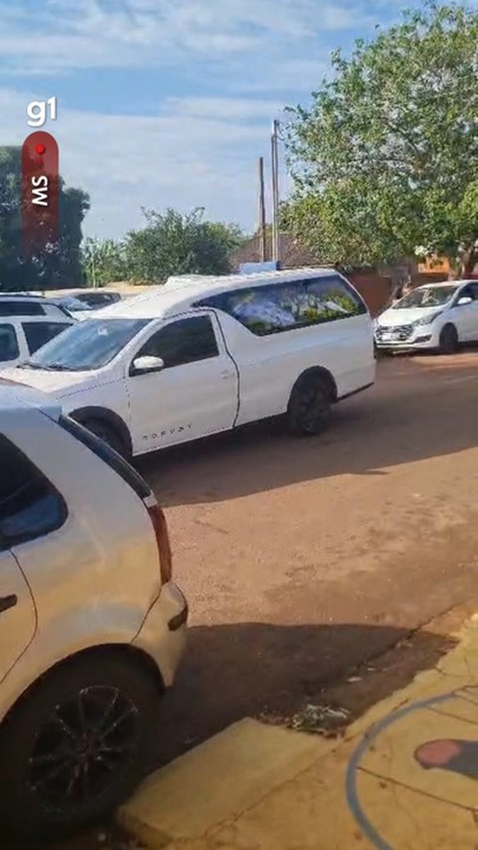 Cortejo reúne família e amigos em despedida de pai, filhas e cachorrinha , mortos em acidente na BR-163