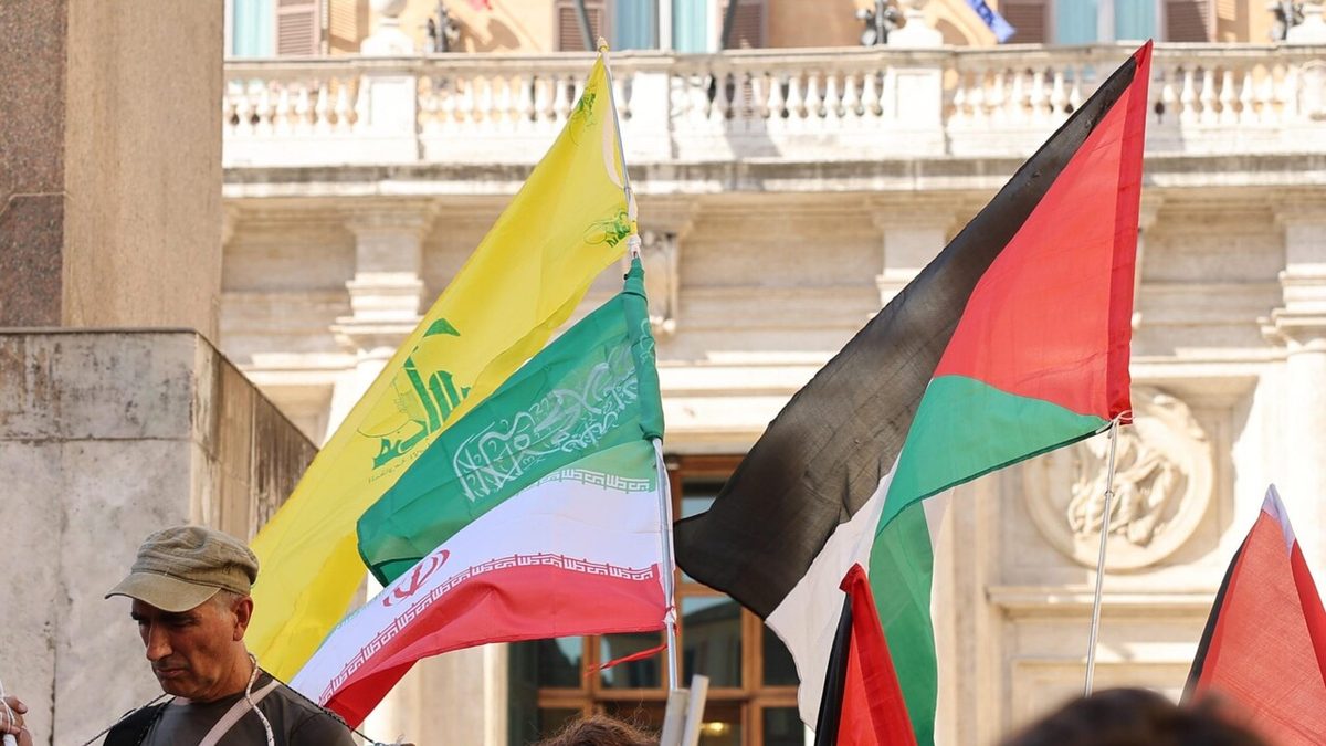 Bandiera di Hezbollah al sit-in contro il ddl antisemitismo, tensione tra i manifestanti