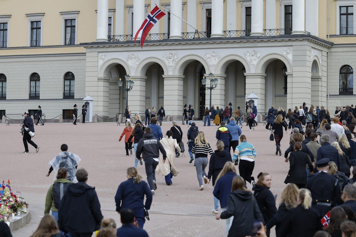 Her løper folk til Slottsplassen