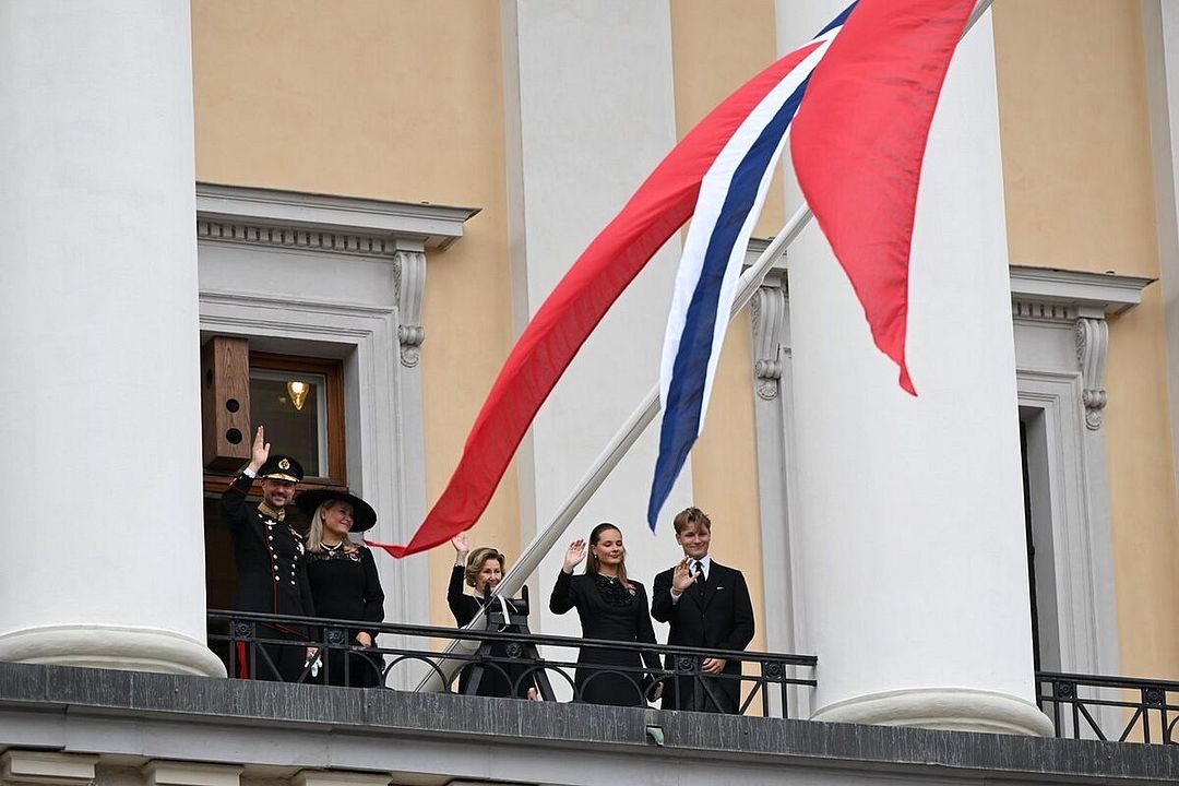 Sang nasjonalsangen i folkemengden