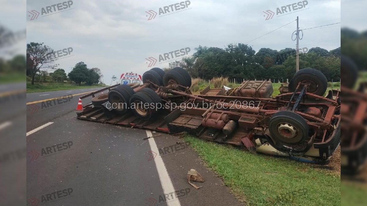 Motorista morre após caminhão carregado com amendoim tombar em rodovia de Tupã