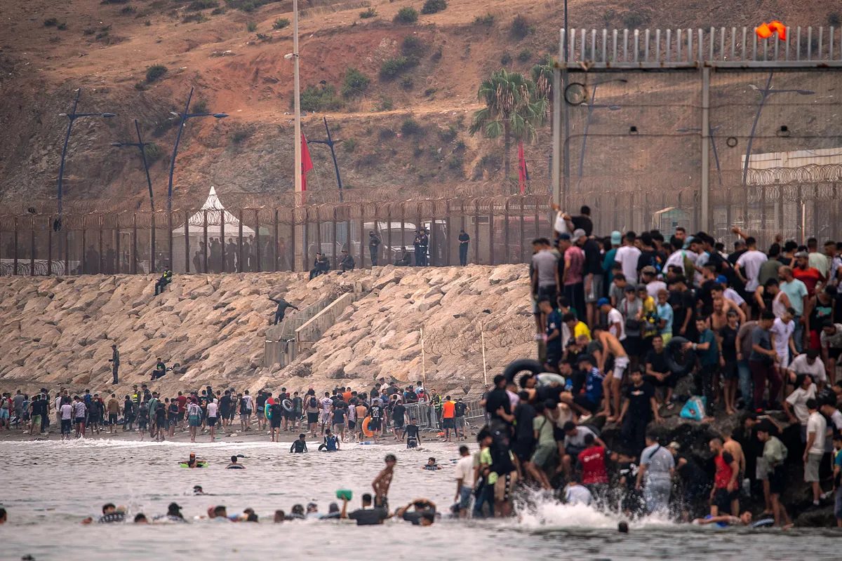 La Policía avisó tres días antes del "ataque" de una "entrada masiva a nado" desde Marruecos: 748 migrantes nadando hac…