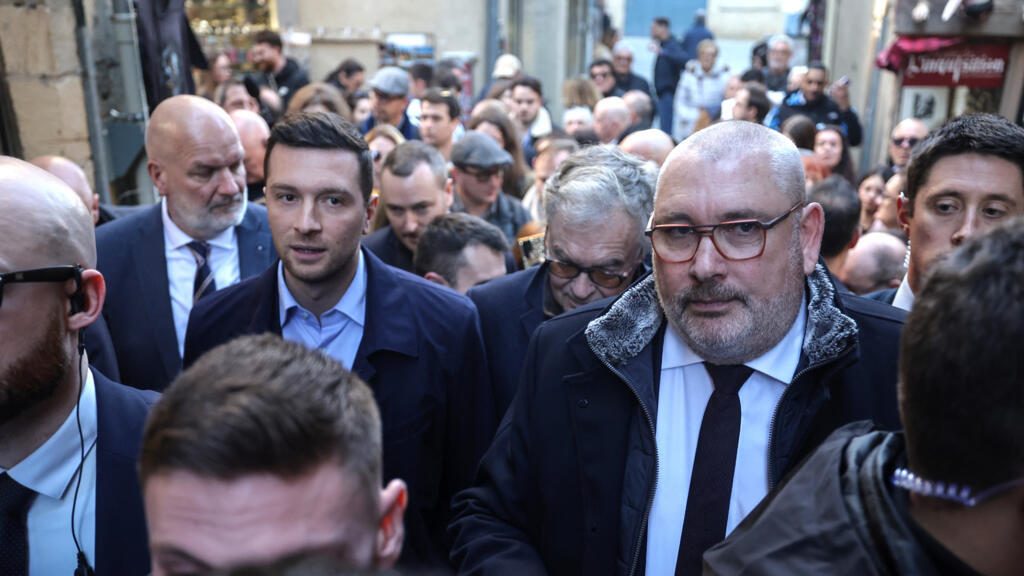 Le RN exclut un policier membre de son service d’ordre après des propos racistes et complotistes