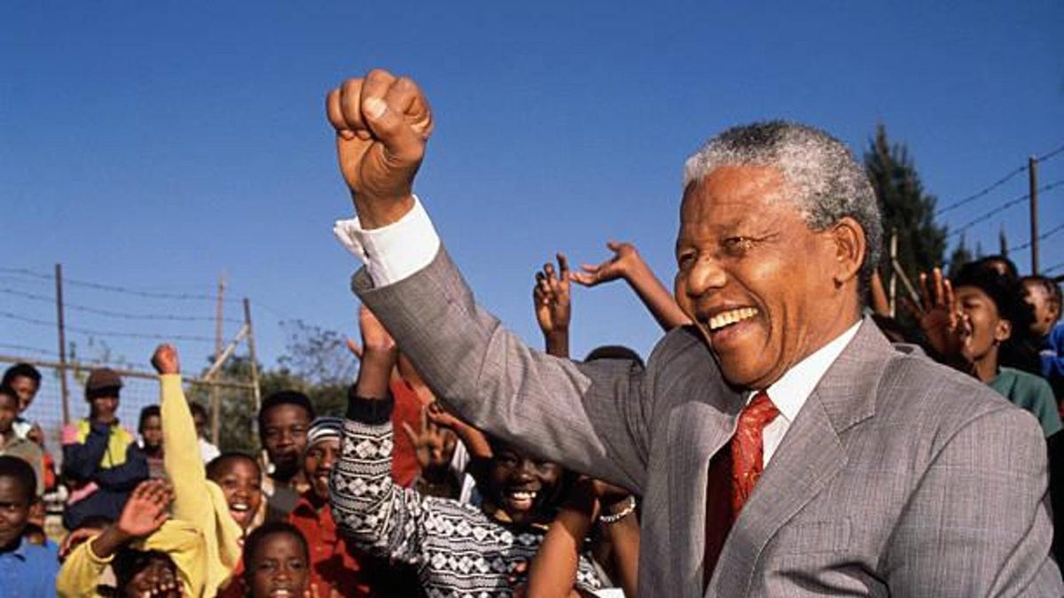 Mandela, il Sudafrica si rivolge alla Corte Suprema per fermare l’asta dei cimeli voluta dalla figlia