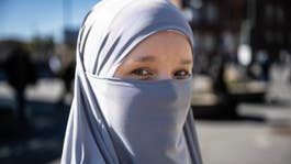Camilla, 23, slåss för sin niqab: ”Ebba Busch är ute och cyklar”