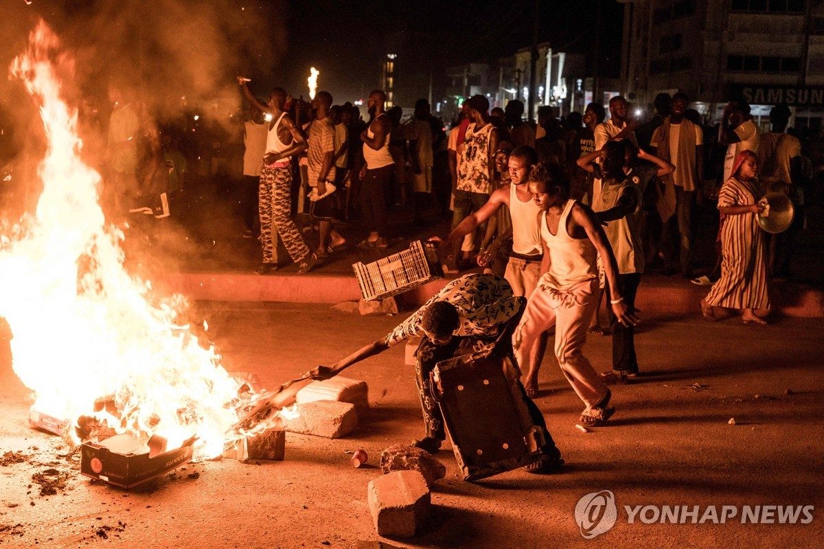 감비아서 정전 항의 시위…'3선 도전' 대통령 "10월까지 해결"