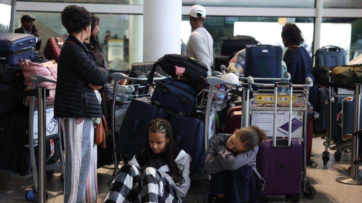 Regno Unito, disagi fino a domani negli aeroporti. Più di duemila i voli cancellati
