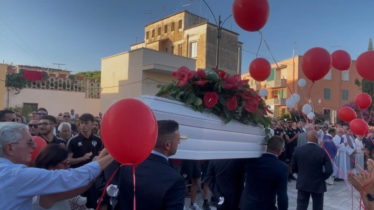 Folla ai funerali di Lorena Isceri. Il parroco: 'Amore non è possesso, l'altro non ci appartiene'