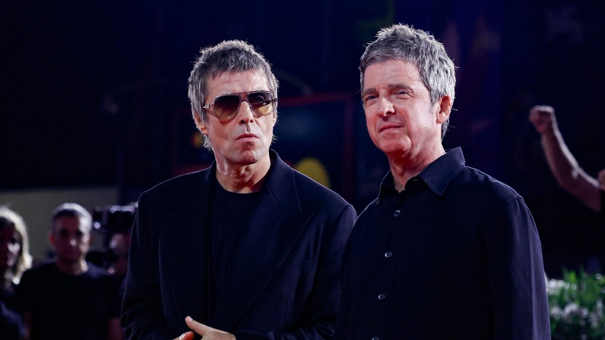Gli Oasis verso il concerto a Roma, l'indizio social con una clip a Trastevere