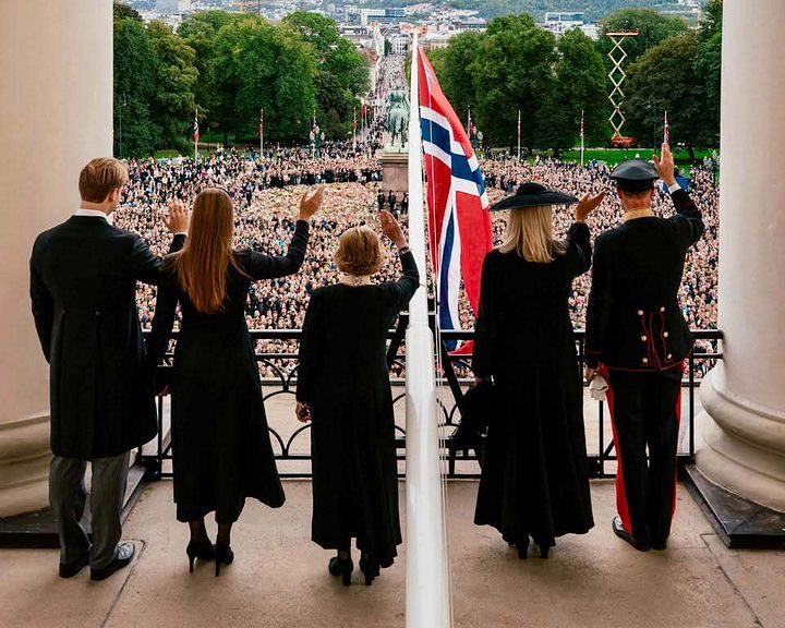 Kongehuset deler nye bilder fra Slottsbalkongen