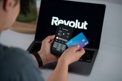 Digitale bank Revolut geeft gevoelige klantgegevens vrij na vals overheidsverzoek, ook Belgen getroffen