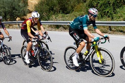 LIVE. Volop koers in pittige bergrit: favorieten isoleren elkaar al vroeg, Wout van Aert gaat vlot mee in sterke kopgro…