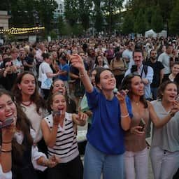 Video | Fans verzamelen in Parijs voor massaal Céline Dion-karaoke
